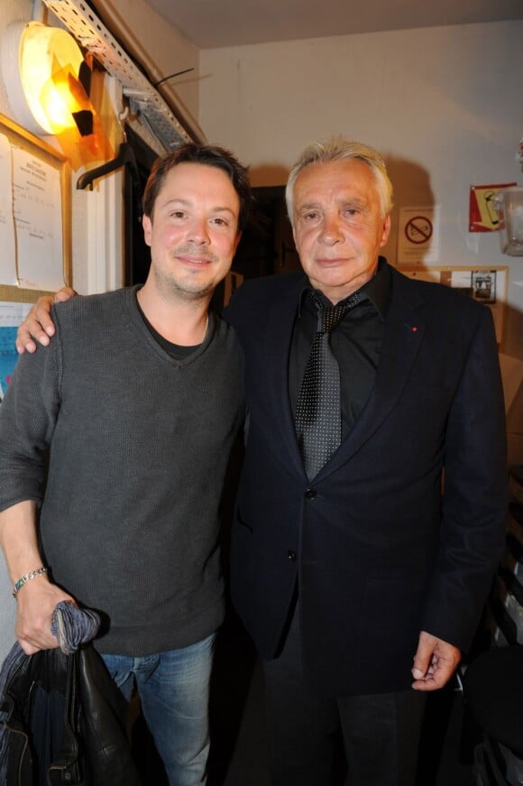 Davy Sardou et son père Michel Sardou complices pour la pièce "L'affrontement" de Bill C. Davis et mise en scène par Steve Suissa au théâtre Rive Gauche à Paris le 29 mai 2013.