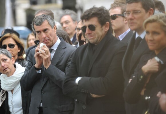 Patrick Bruel bouleversé lors des obsèques de Guy Carcassonne au cimetière de Montmartre à Paris, le 3 juin 2013.