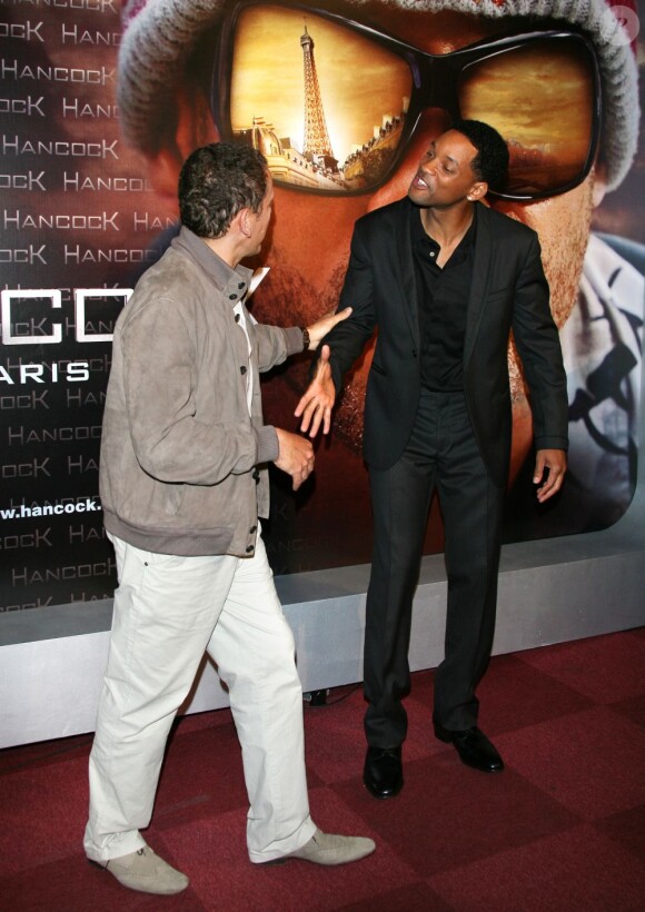Dany Boon et Will Smith lors de la présentation du film Hancock à Paris le 16 juin 2008