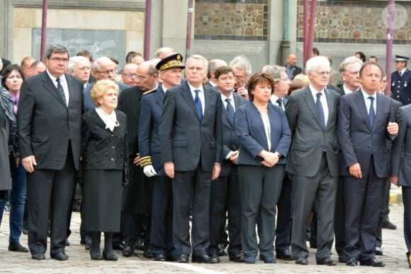 Gilberte Mauroy et son fils Fabien, Jean-Marc Ayrault, Martine Aubry et Lionel Jospin lors de l'hommage à Pierre Mauroy à Lille le 13 juin 2013.