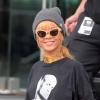 Rihanna, souriante, quitte l'hôtel Lowry à Manchester. Le 13 juin 2013.