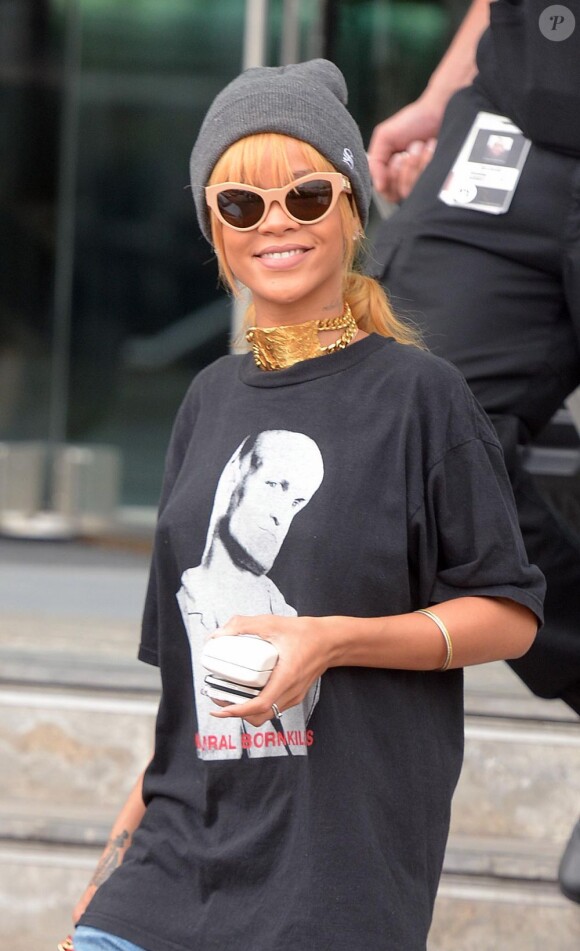 Rihanna, souriante, quitte l'hôtel Lowry à Manchester. Le 13 juin 2013.