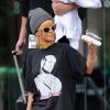 Rihanna, stylée avec des lunettes Versace, un collier vintage Christian Lacroix et des chaussures Saint Laurent, quitte l'hôtel Lowry où elle a résidé pendant ses quelques jours à Manchester. Le 13 juin 2013.