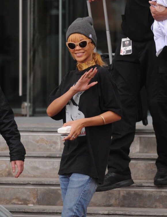 Rihanna, radieuse à sa sortie de l'hôtel Lowry à Manchester. Le 13 juin 2013.