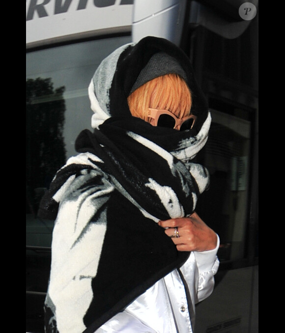 Exténuée après un long voyage en bus, Rihanna arrive à son hôtel à Londres. Le 14 juin 2013.