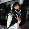 Rihanna, cachée derrière une petite couverture, arrive à son hôtel à Londres. Le 14 juin 2013.