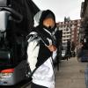 Rihanna, cachée derrière une petite couverture, arrive à son hôtel à Londres. Le 14 juin 2013.