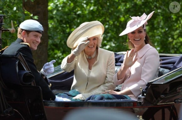 Kate Middleton, enceinte, et Camilla Parker Bowles partageant une calèche avec le prince Harry le 15 juin 2013, lors de la procession de la famille royale à l'occasion de la parade Trooping the Colour, à la gloire des forces armées et de l'anniversaire de la souveraine, Elizabeth II.