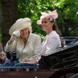 Kate Middleton, enceinte et en Alexander Mc Queen, et Camilla Parker Bowles le 15 juin 2013, lors de la procession de la famille royale à l'occasion de la parade Trooping the Colour, à la gloire des forces armées et de l'anniversaire de la souveraine, Elizabeth II.