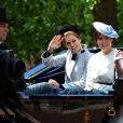 Les princesses Beatrice et Eugenie d'York le 15 juin 2013 lors de la procession de la famille royale à l'occasion de la parade Trooping the Colour, à la gloire des forces armées et de l'anniversaire de la souveraine, Elizabeth II.