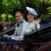 Les princesses Beatrice et Eugenie d'York le 15 juin 2013 lors de la procession de la famille royale à l'occasion de la parade Trooping the Colour, à la gloire des forces armées et de l'anniversaire de la souveraine, Elizabeth II.
