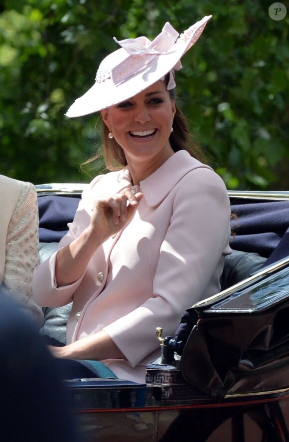Kate Middleton, enceinte et en Alexander Mc Queen le 15 juin 2013, lors de la procession de la famille royale à l'occasion de la parade Trooping the Colour, à la gloire des forces armées et de l'anniversaire de la souveraine, Elizabeth II.