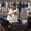 Kate Middleton, enceinte, et Camilla Parker Bowles partageant une calèche avec le prince Harry le 15 juin 2013, lors de la procession de la famille royale à l'occasion de la parade Trooping the Colour, à la gloire des forces armées et de l'anniversaire de la souveraine, Elizabeth II.