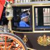 La reine Elizabeth II à Londres le 15 juin 2013, lors de la procession de la famille royale à l'occasion de la parade Trooping the Colour, à la gloire des forces armées et de l'anniversaire de la souveraine.