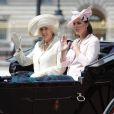 Kate Middleton, enceinte et en Alexander Mc Queen, et Camilla Parker Bowles le 15 juin 2013, lors de la procession de la famille royale à l'occasion de la parade Trooping the Colour, à la gloire des forces armées et de l'anniversaire de la souveraine, Elizabeth II.