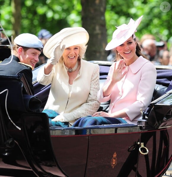 Le prince Harry avec Kate Middleton, enceinte et en Alexander Mc Queen, et Camilla Parker Bowles le 15 juin 2013, lors de la procession de la famille royale à l'occasion de la parade Trooping the Colour, à la gloire des forces armées et de l'anniversaire de la souveraine, Elizabeth II.