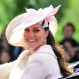 Kate Middleton, duchesse de Cambridge, enceinte de 8 mois et en Alexander McQueen, le 15 juin 2013, lors de la procession de la famille royale à l'occasion de la parade Trooping the Colour, à la gloire des forces armées et de l'anniversaire de la souveraine, Elizabeth II.
