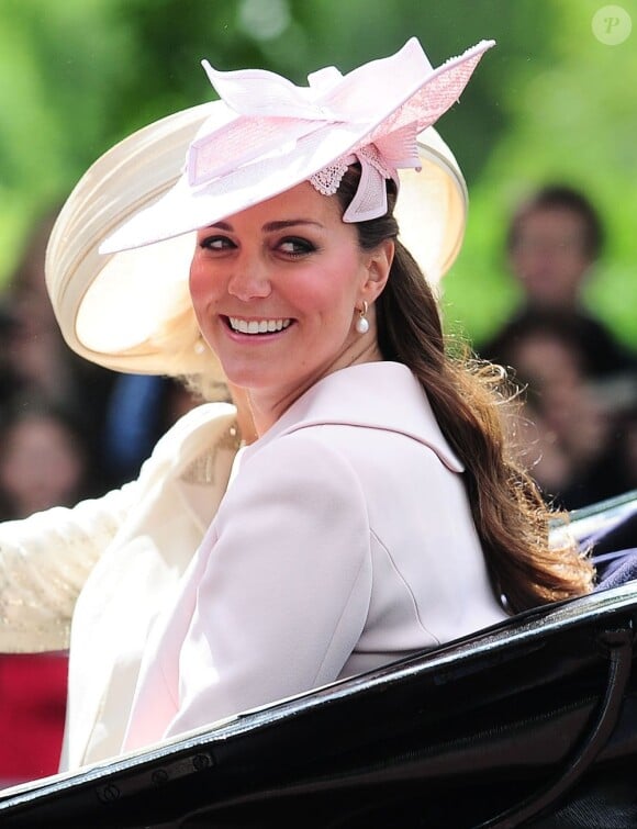 Kate Middleton, duchesse de Cambridge, enceinte de 8 mois et en Alexander McQueen, le 15 juin 2013, lors de la procession de la famille royale à l'occasion de la parade Trooping the Colour, à la gloire des forces armées et de l'anniversaire de la souveraine, Elizabeth II.