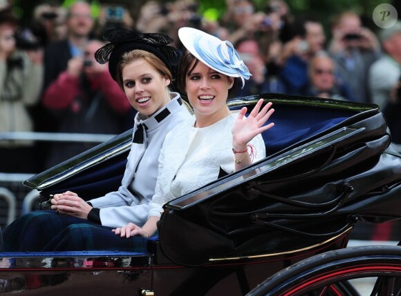 Beatrice et Eugenie d'York quittant Buckingham Palace avec leur père le prince Andrew le 15 juin 2013, lors de la procession de la famille royale à l'occasion de la parade Trooping the Colour, à la gloire des forces armées et de l'anniversaire de la souveraine, Elizabeth II.