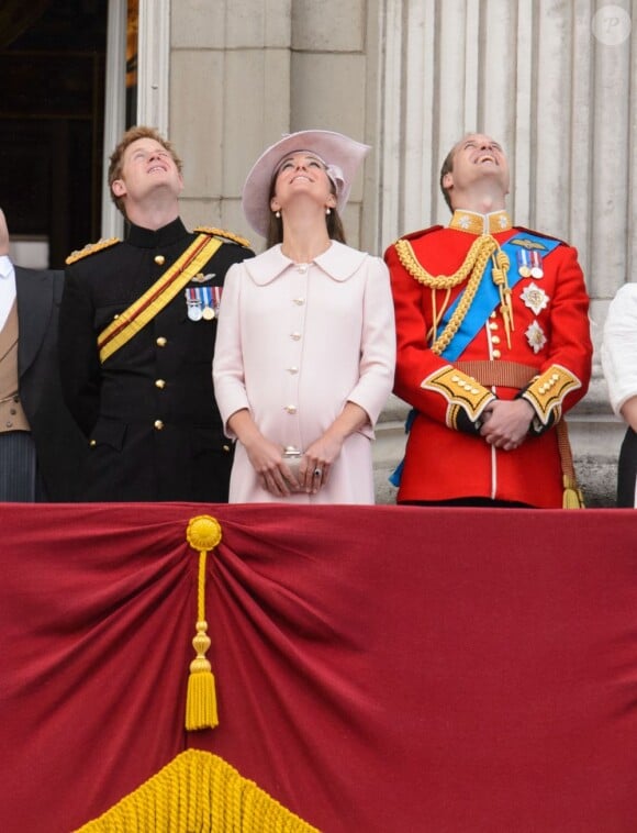 Harry, Catherine et William observent la patrouille aérienne... La famille royale britannique au balcon de Buckingham Palace pour le final de la parade militaire Trooping the Colour le 15 juin 2013 à Londres en l'honneur de l'anniversaire officiel de la monarque, Elizabeth II. Il s'agissait de la dernière apparition publique officielle de Kate Middleton, duchesse de Cambridge, avant d'accoucher en juillet de son premier enfant.