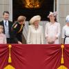La famille royale britannique au balcon de Buckingham Palace pour le final de la parade militaire Trooping the Colour le 15 juin 2013 à Londres en l'honneur de l'anniversaire officiel de la monarque, Elizabeth II. Il s'agissait de la dernière apparition publique officielle de Kate Middleton, duchesse de Cambridge, avant d'accoucher en juillet de son premier enfant.