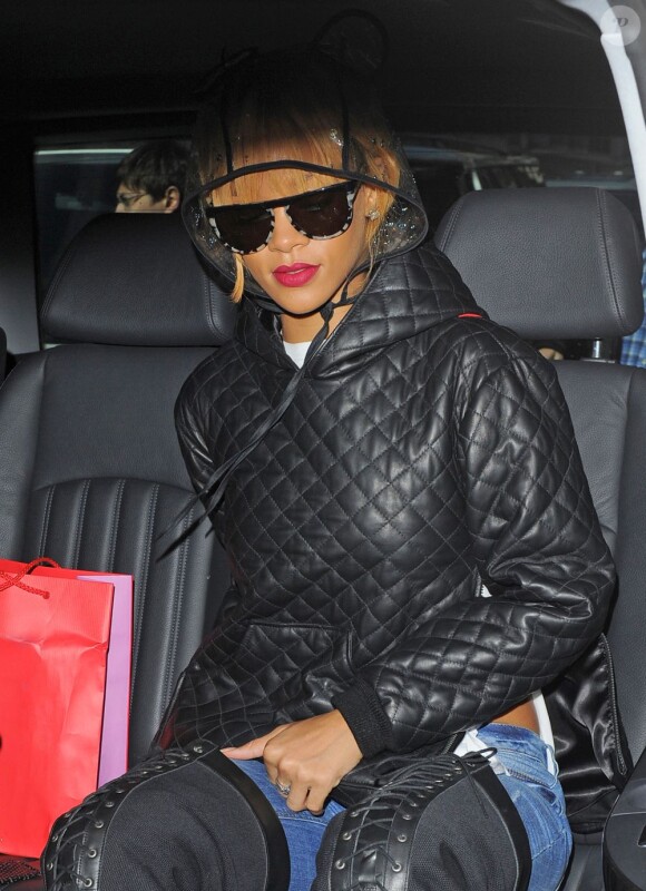 La chanteuse Rihanna à la sortie de son hôtel londonien le 15 juin 2013.