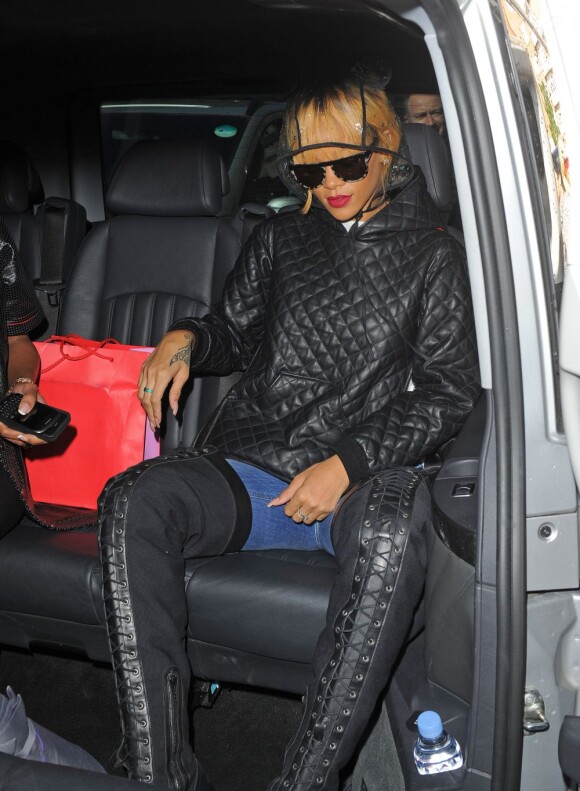 La popstar Rihanna à la sortie de son hôtel londonien le 15 juin 2013.