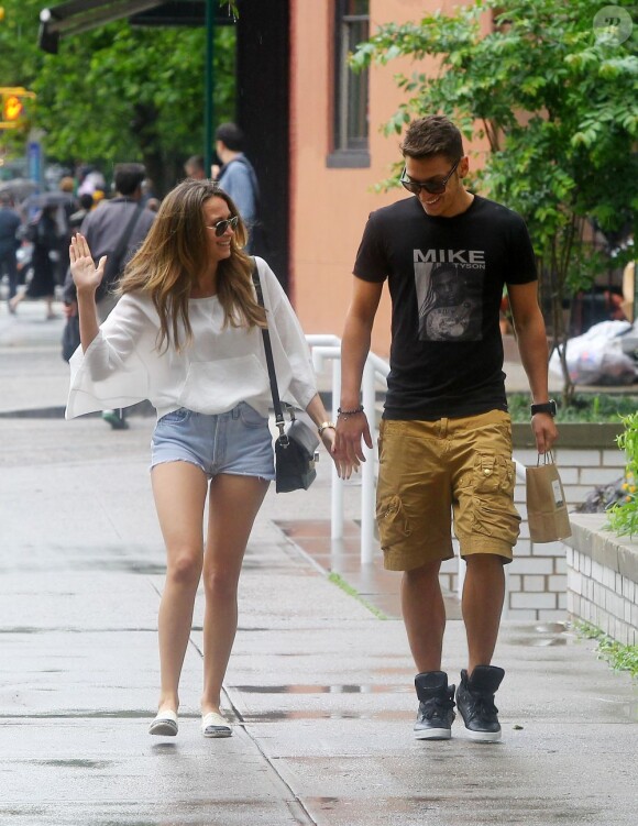 Et ça chahute... Mesut Özil et sa petite amie Mandy Capristo prennent du bon temps en amoureux dans West Village à New York, le 14 juin 2013.