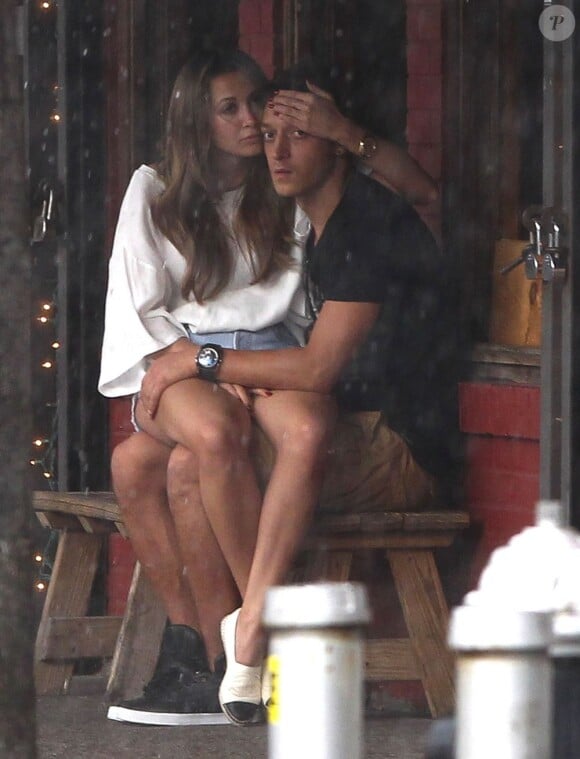 Mesut Özil, star du Real Madrid et de la Mannschaft, en amoureux avec sa compagne Mandy Capristo à New York le 14 juin 2013