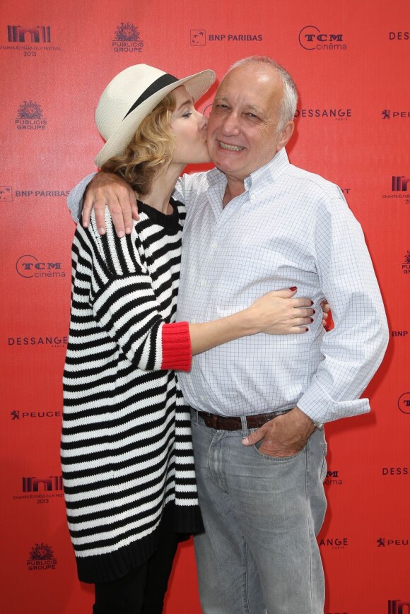 François Berléand embrassé par Pascale Arbillot au Champs-Elysées Film Festival, Paris, le 16 juin 2013.