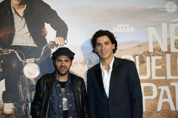 Jamel Debbouze et Tewfik Jallab posent ensemble à la première du film Né quelque part à Rosny le 17 juin 2013.