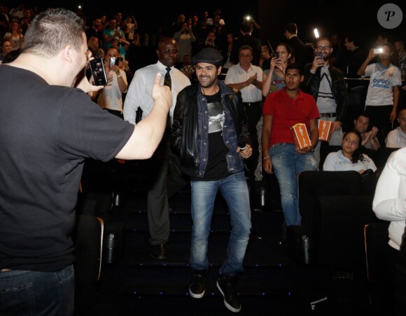 Jamel Debbouze arrive dans la salle où se tient la première du film Né quelque part à Rosny le 17 juin 2013.