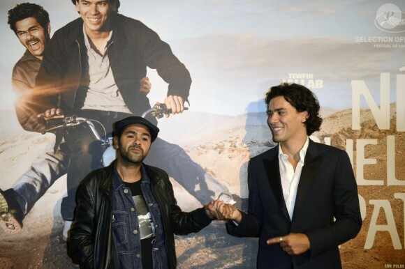 Jamel Debbouze et Tewfik Jallab complices à la première du film Né quelque part à Rosny le 17 juin 2013.