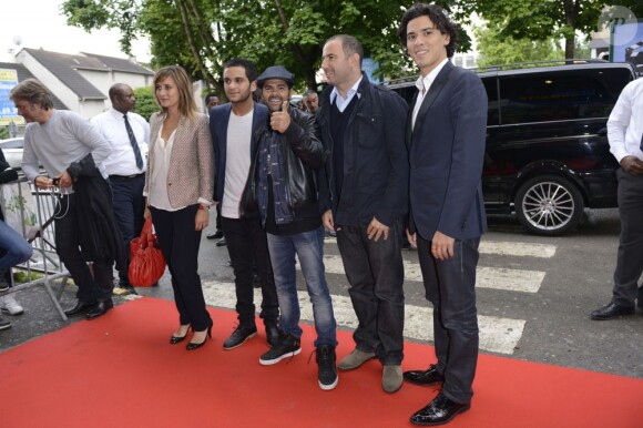 Julie de Bona, Malik Bentalha, Jamel Debbouze, Mohamed Hamidi, Tewfik Jallab arrivent à la première du film Né quelque part à Rosny le 17 juin 2013.