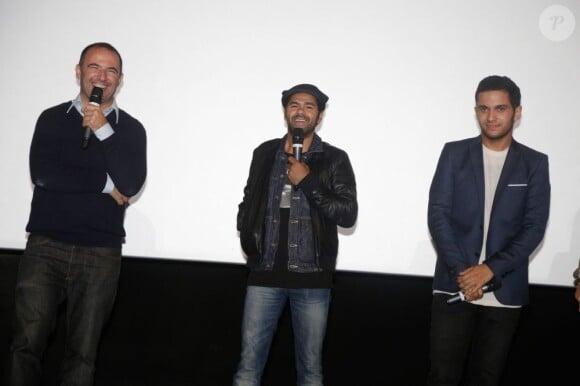 Mohamed Hamidi, Jamel Debbouze et Malik Bentalha présentent à la première du film Né quelque part à Rosny le 17 juin 2013.