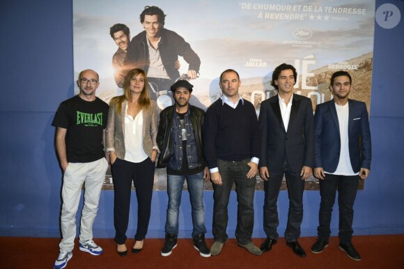 Fatsah Bouyahmed, Julie de Bona, Jamel Debbouze, Mohamed Hamidi, Tewfik Jallab, Malik Bentalha posent à la première du film Né quelque part à Rosny le 17 juin 2013.