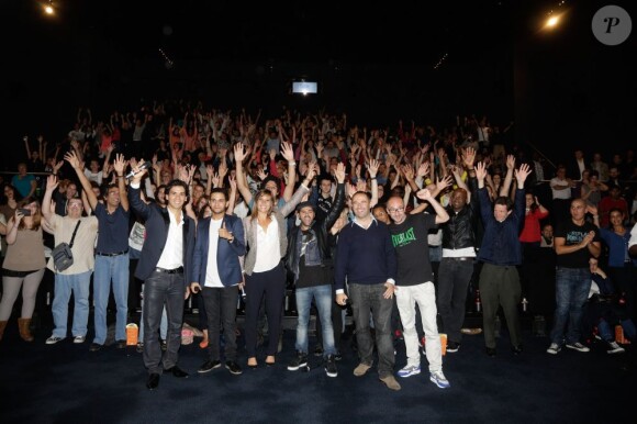 Tewfik Jallab, Malik Bentalha, Julie de Bona, amel Debbouze, Mohamed Hamidi et Fatsah Bouyahmed devant le public à la première du film Né quelque part à Rosny le 17 juin 2013.