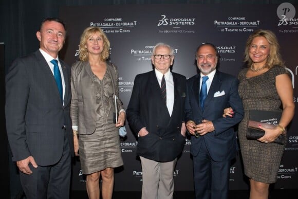 Bernard Charlès (directeur général de Dassault Systèmes) accompagné de son épouse Christine, aux côtés d'Olivier Dassault et son épouse Natacha ainsi que de Pierre Cardin, à l'avant-première parisienne de M. et Mme Rêve, création de la Compagnie Pietragalla-Derouault. 18 juin 2013