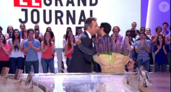 Jamel Debbouze offre un bouquet de fleurs à Michel Denisot dans Le Grand Journal de Canal+ le mardi 18 juin 2013