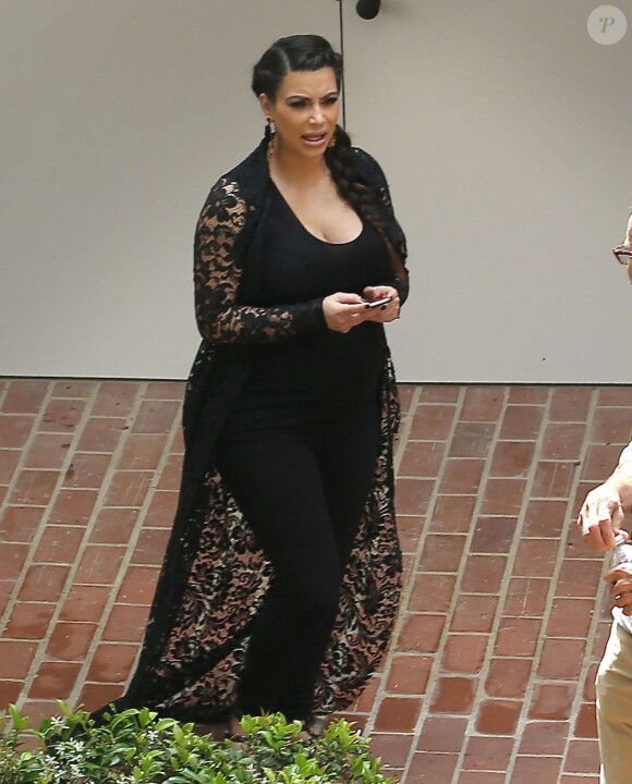 Kim Kardashian (enceinte) et Kanye West ont visité plusieurs maisons à acheter le 10 mai 2013 à Los Angeles.