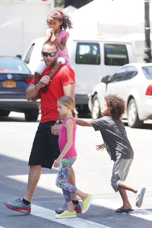 Martin Kirsten, baby-sitter détendu à New York avec Leni, Johan et Lou, trois des quatre enfants d'Heidi Klum. New York, le 19 juin 2013.