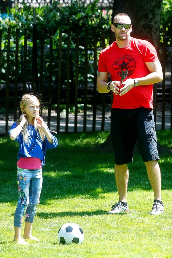 Martin Kirsten dans un parc avec Leni, fille aînée d'Heidi Klum. New York, le 19 juin 2013.