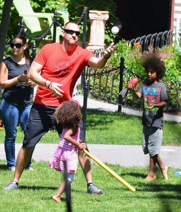 Martin Kirsten profite d'une après-midi ensoleillée avec Johan et Lou, les deux derniers enfants de sa compagne, Heidi Klum. New York, le 19 juin 2013.