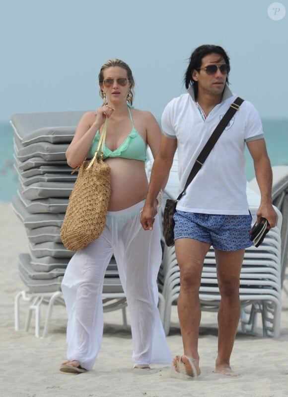 Radamel Falcao et Lorelei Taron sur la plage de Miami, le 19 juin 2013