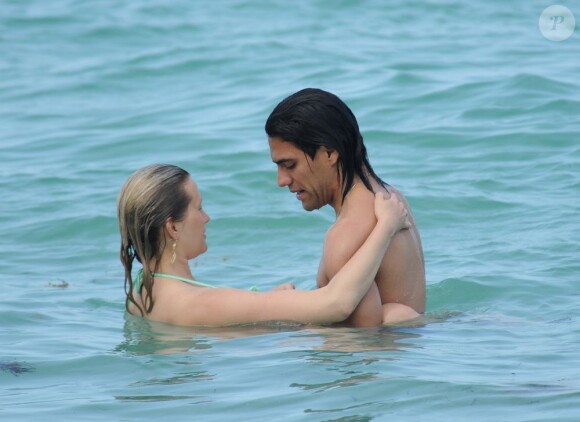 Radamel Falcao et sa belle Lorelei Taron, amoureux dans les eaux transparentes de Miami, le 19 juin 2013