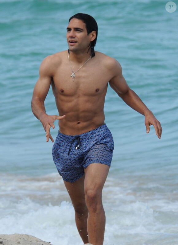 Radamel Falcao et ses muscles dans les eaux transparentes de Miami, le 19 juin 2013