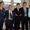 Yvan Attal, Maurice Benichou, Christine Angot et François Morel posant avec Aurélie Filippetti après avoir reçu leurs insignes au ministère de la Culture le 19 juin 2013 à Paris