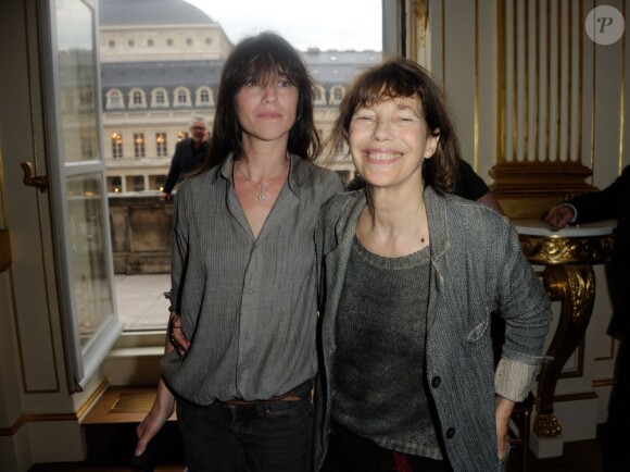 Charlotte Gainsbourg et Jane Birkin lors de la remise d'insignes d'Yvan Attal au ministère de la Culture le 19 juin 2013 à Paris