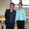 Yvan Attal avec Aurélie Filippetti lors de la remise des insignes de chevalier au ministère de la Culture à Paris le 19 juin 2013