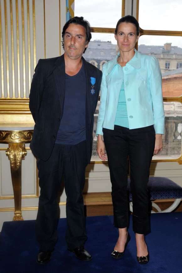 Yvan Attal avec Aurélie Filippetti lors de la remise des insignes de chevalier au ministère de la Culture à Paris le 19 juin 2013